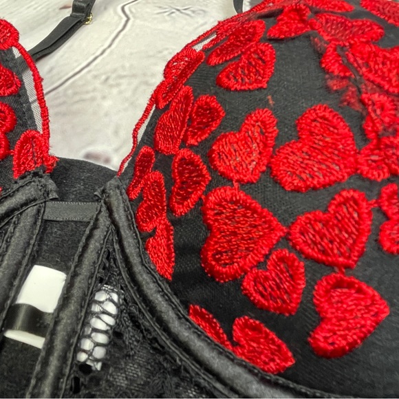 Black lace red hearts wired bralette - Picture 4 of 13